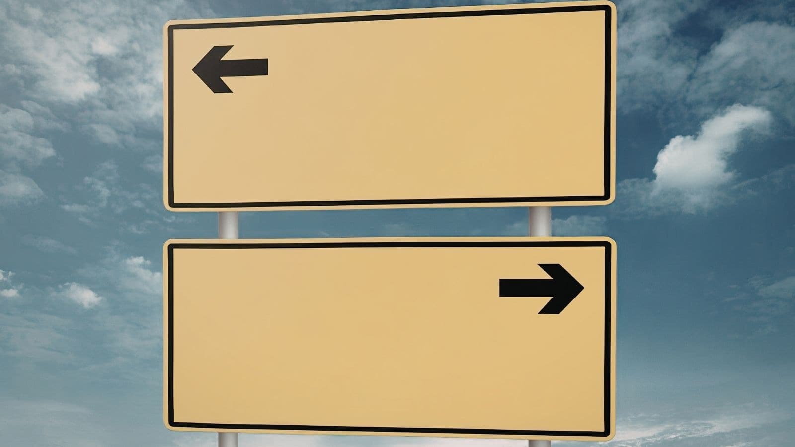 Deux panneaux vides pointant dans des directions opposées