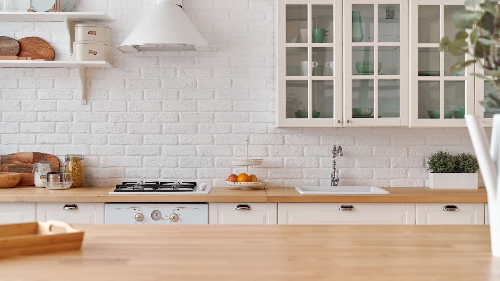 Cuisine blanche vide avec plan de travail en bois