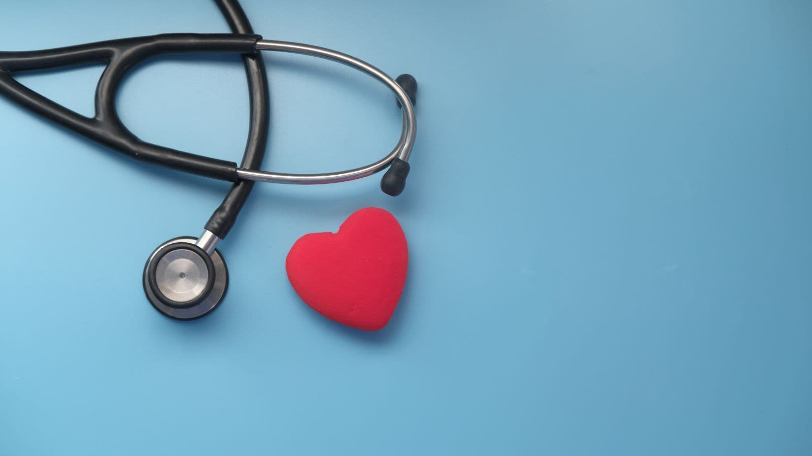 Stéthoscope posé près d'un cœur rouge