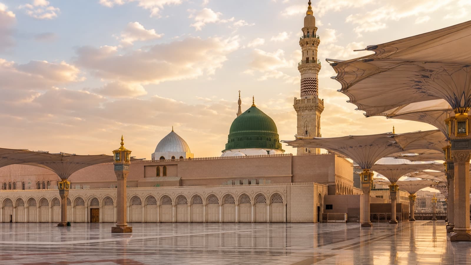 Architecture de mosquée à Médine dans une lumière dorée et sans foule