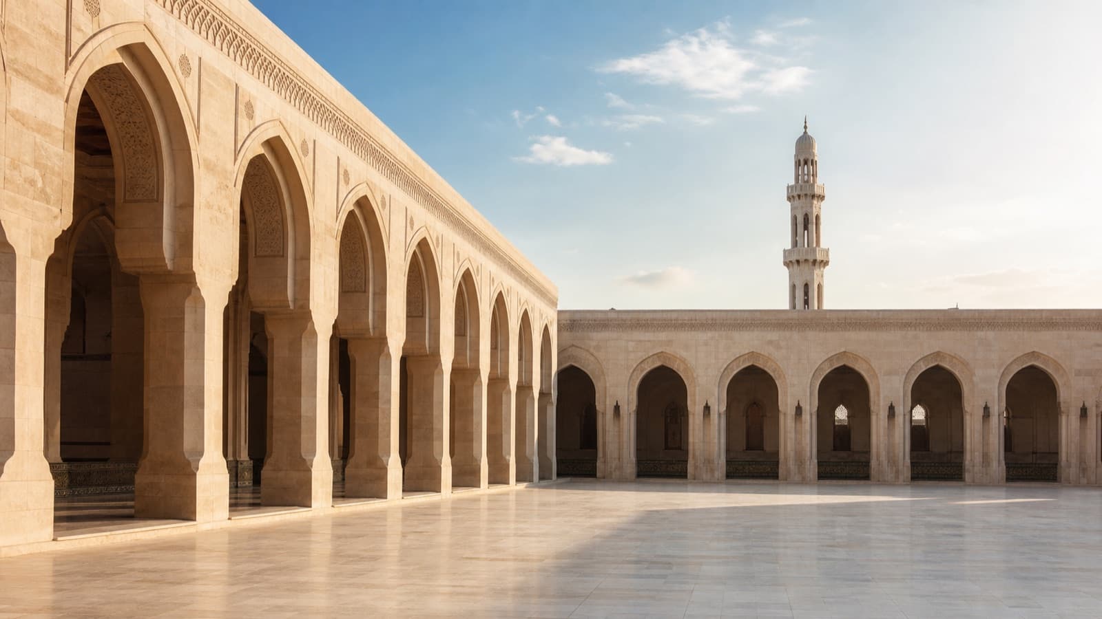 Cour de mosquée vide aux arches sobres et aux tons pierre