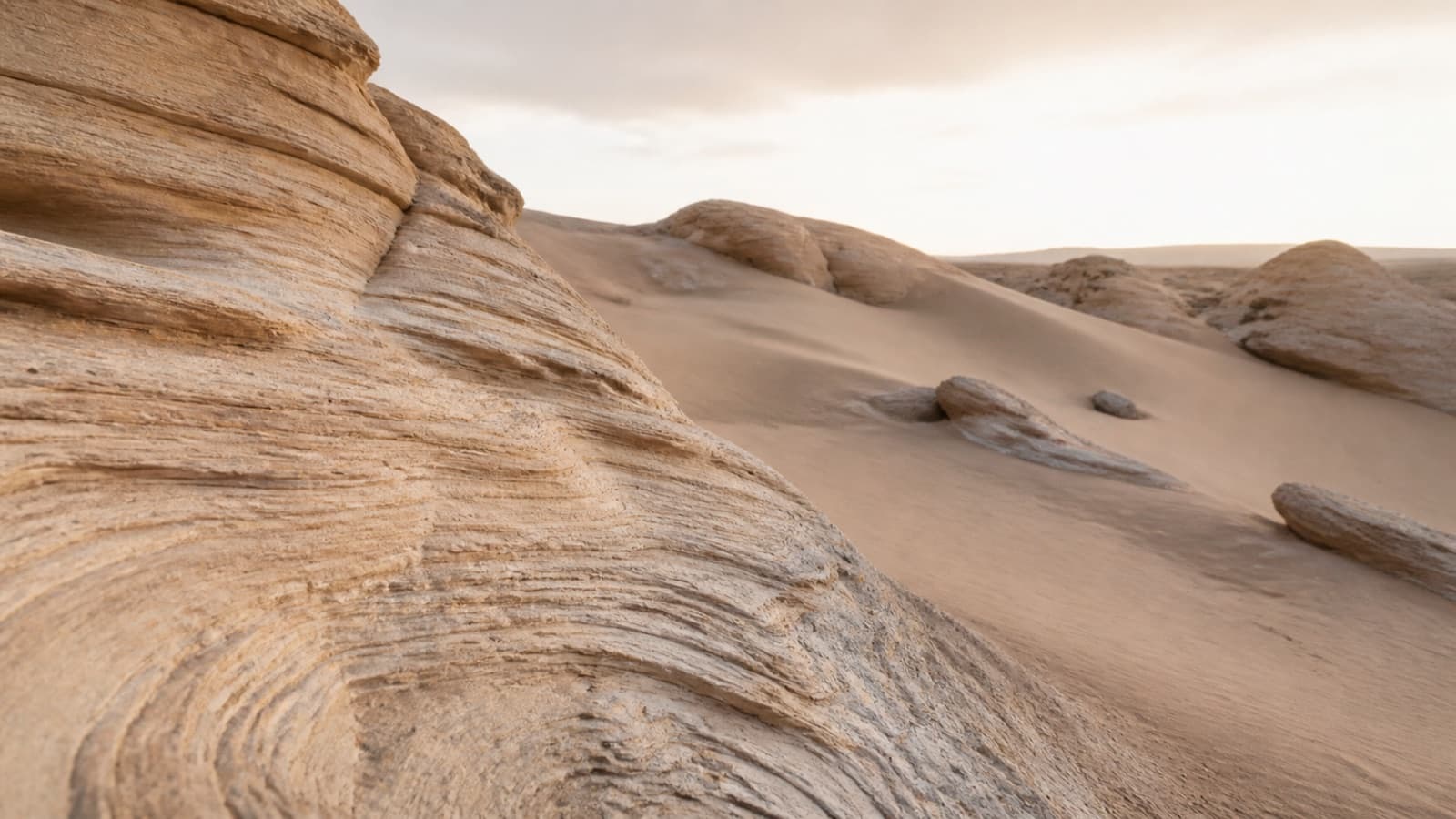 Paysage de roche et de sable aux tons beiges