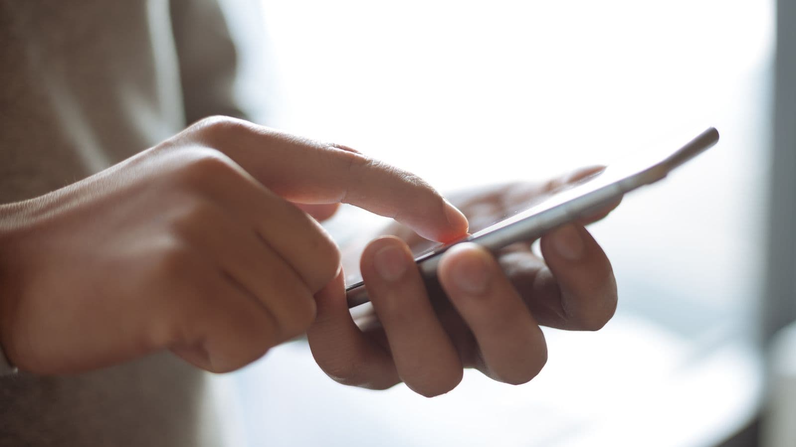 Mains utilisant un smartphone