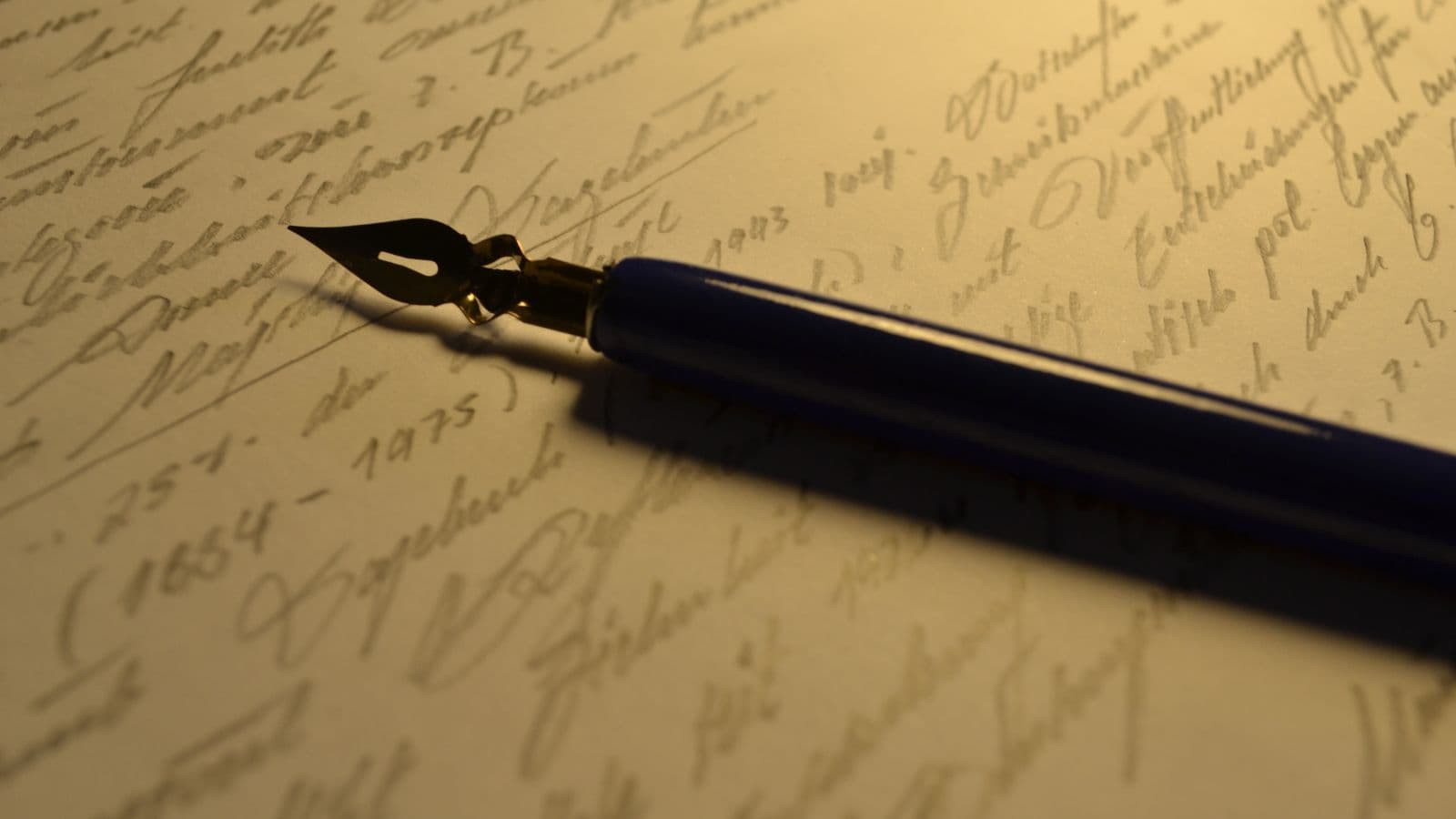 Plume posée sur une page de notes manuscrites