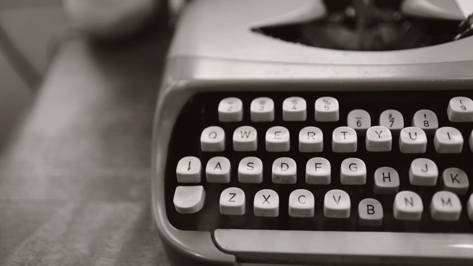 Clavier d'une machine à écrire en noir et blanc