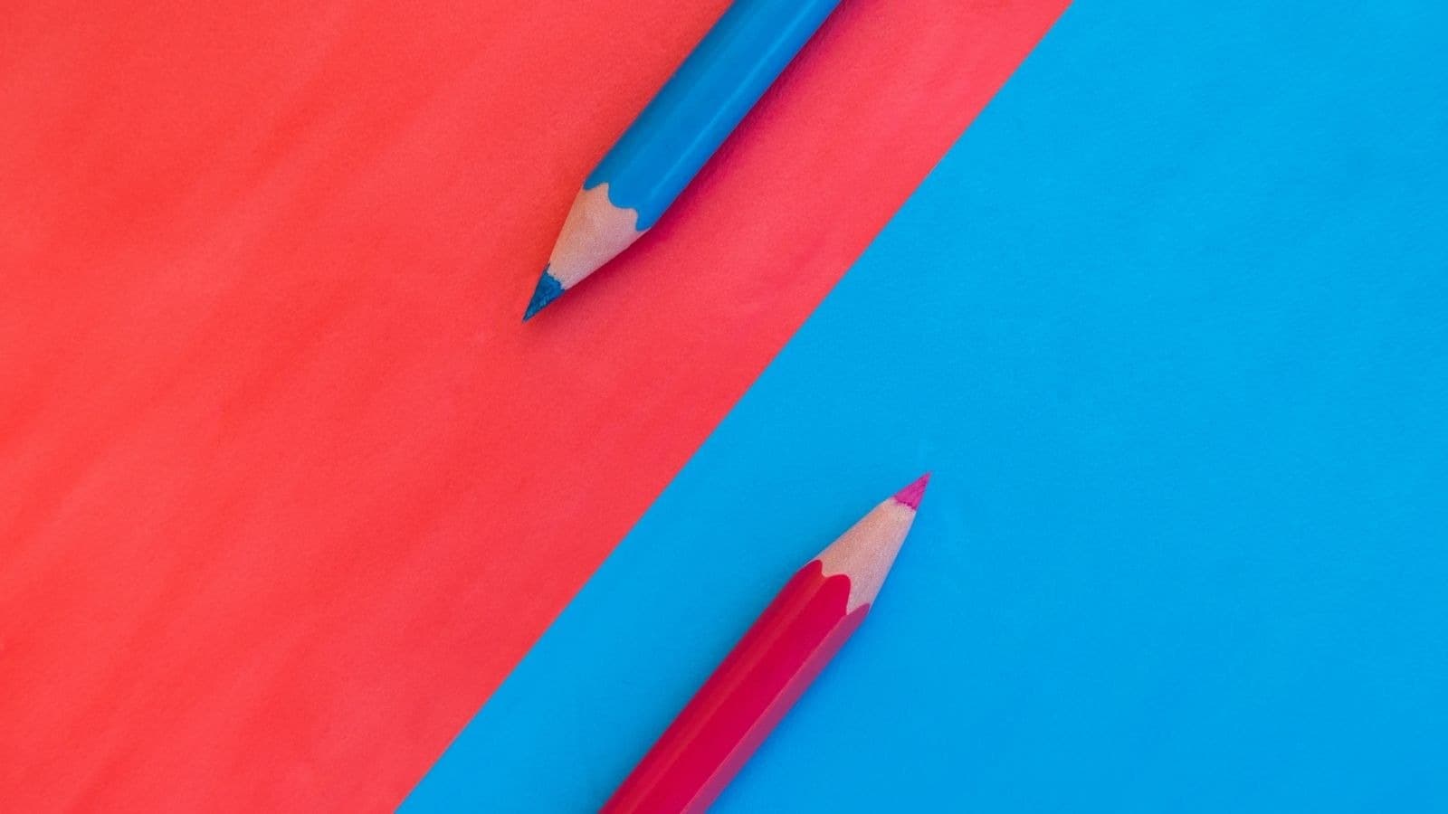 Deux crayons sur des fonds rouge et bleu contrastés