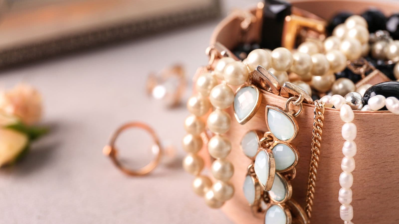 Colliers, perles et bijoux disposés dans un coffret