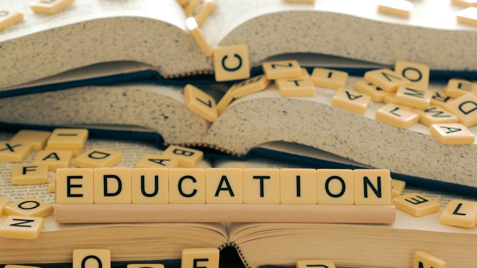 Livres ouverts et lettres formant le mot éducation