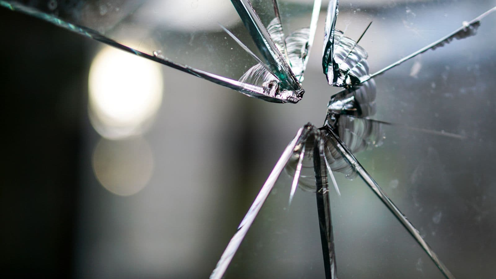 Verre brisé aux arêtes tranchantes